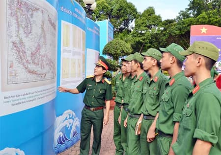 Triển lãm bản đồ, tranh cổ động về chủ quyền biên giới và biển, đảo Việt Nam