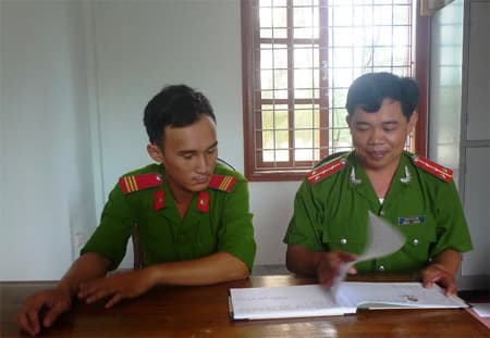 Hai chiến sĩ công an cứu người bị đuối nước