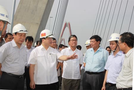 Phó thủ tướng Hoàng Trung Hải kiểm tra Dự án đường Nhật Tân – Nội Bài và Nhà ga T2