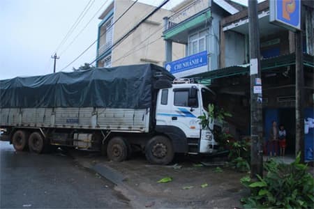 Tài xế ngủ ngật, xe tải lao vào nhà dân