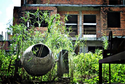 Thi công cầm chừng, đất trống bỏ hoang