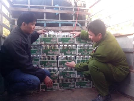Phát hiện buôn lậu bia và gỗ tại khu vực biên giới