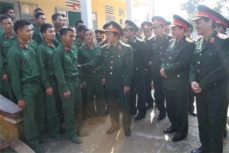 Tổng tham mưu trưởng Đỗ Bá Tỵ làm việc tại Sư đoàn 968