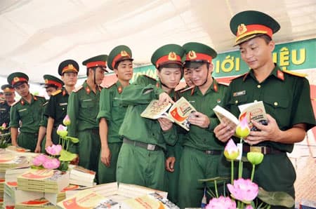 Khai mạc Triển lãm “40 năm - Mùa Xuân đại thắng”