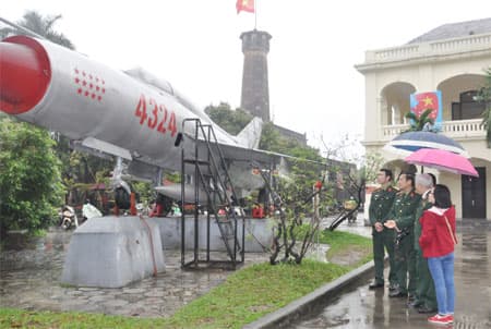 Bài 1: Hai “én bạc” làm chao đảo không quân Mỹ