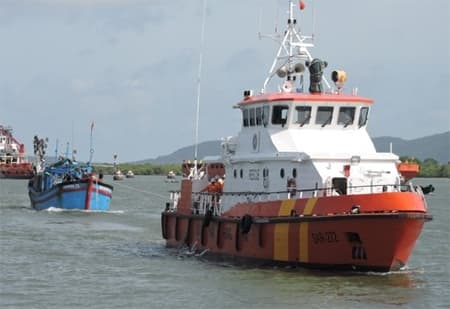 Lai dắt tàu cá cùng 38 thuyền viên gặp nạn vào bờ an toàn