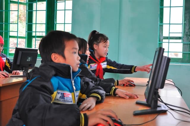 Trường mới, áo mới…đón tết