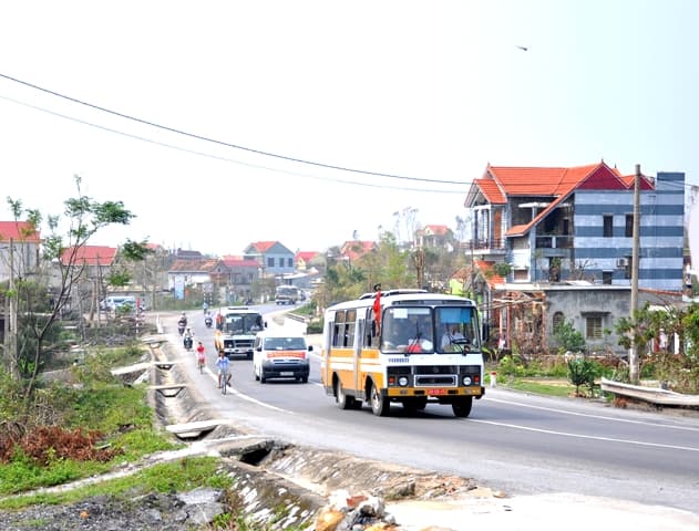 Dòng xe đổ về khu vực an táng Đại tướng Võ Nguyên Giáp