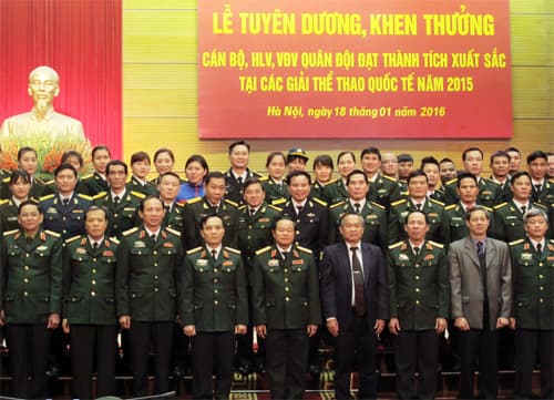 Khen thưởng cán bộ, HLV, VĐV Quân đội đạt thành tích xuất sắc