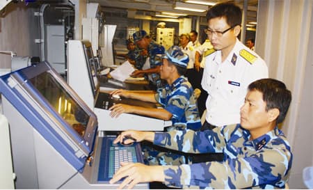 Đảo xa - đất liền cùng thi đua
