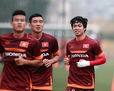Động viên nhau mà đá
