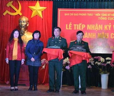 Tiếp nhận kỷ vật kháng chiến ngành hậu cần Quân đội