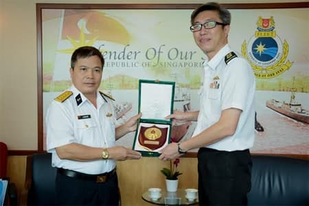 Phó Tham mưu trưởng Quân chủng Hải quân chào xã giao lãnh đạo Hải quân Singapore