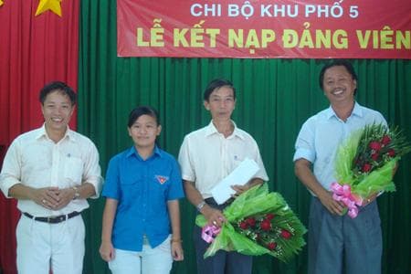 Chi bộ 5 gương mẫu đi đầu