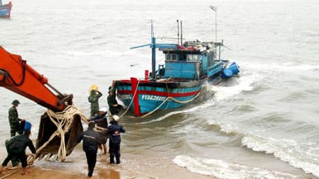 Bộ đội giúp dân ứng phó với triều cường