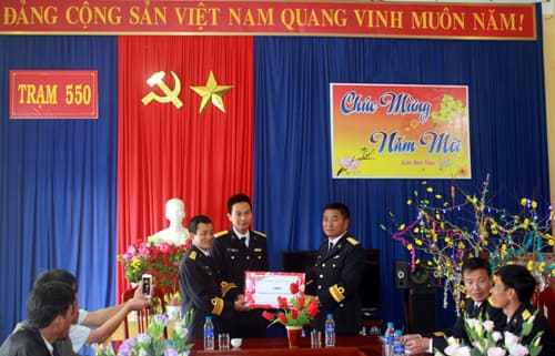 Đoàn công tác Bộ Tư lệnh Vùng 3 Hải quân thăm, chúc Tết đảo Lý Sơn