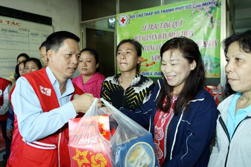 Hội Chữ thập đỏ TP Hồ Chí Minh chăm lo Tết cho người nghèo