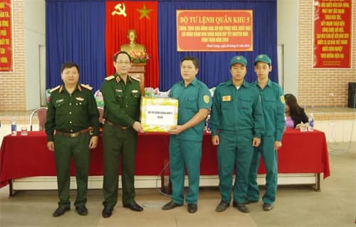Thăm, tặng quà đồng bào nghèo, quân nhân phục viên, xuất ngũ hoàn cảnh khó khăn