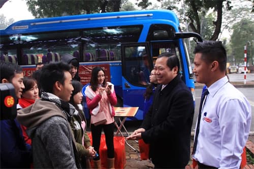 Tặng vé xe cho gần 1.500 sinh viên