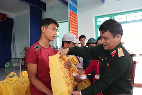 Bộ Quốc phòng trao quà Tết tặng hộ nghèo tại Quảng Nam