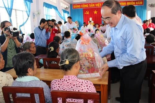 Trao 200 phần quà Tết tặng hộ nghèo huyện Cầu Ngang, tỉnh Trà Vinh