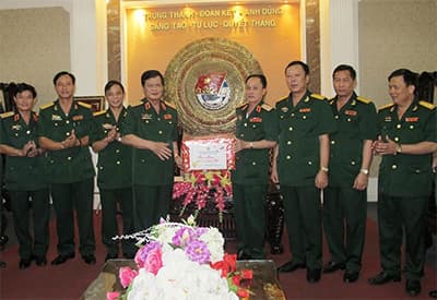 Thượng tướng Nguyễn Thành Cung kiểm tra, chúc Tết một số đơn vị phía Nam