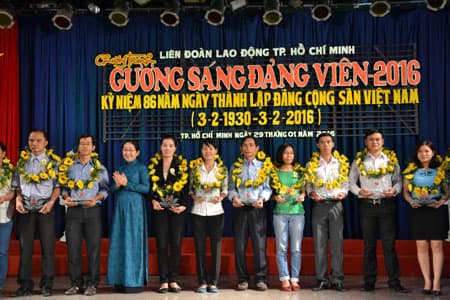 Tôn vinh những "Gương sáng đảng viên"