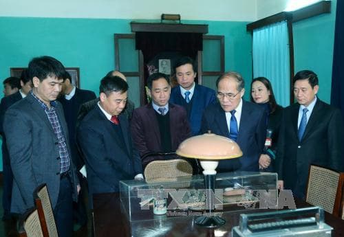 Chủ tịch Quốc hội Nguyễn Sinh Hùng dâng hương, tưởng nhớ Bác Hồ tại nhà 67
