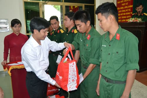 Bộ Tư lệnh TP Hồ Chí Minh tặng quà Tết cho gần 200 quân nhân hoàn cảnh khó khăn