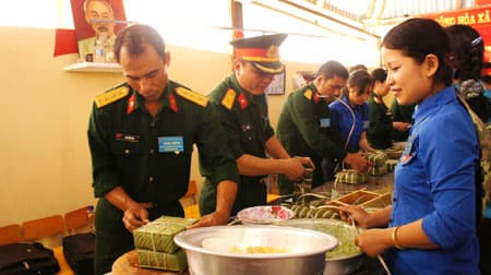 Ngày hội bánh chưng xanh cho đồng bào nghèo nơi biên giới