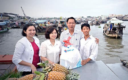 Chăm lo Tết cho người có công và người nghèo