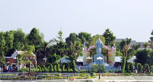 Rực rỡ đường hoa Văn Miếu Trấn Biên