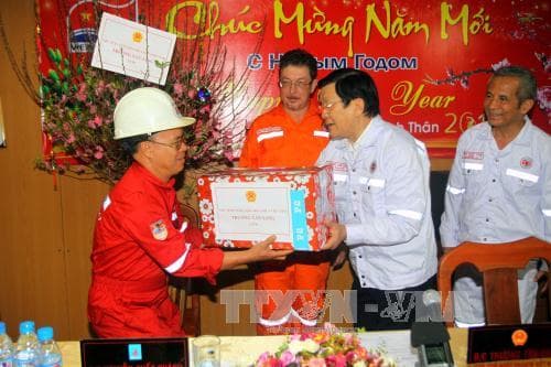 Chủ tịch nước Trương Tấn Sang thăm và chúc Tết cán bộ, nhân viên đang làm việc tại giàn khoan dầu khí
