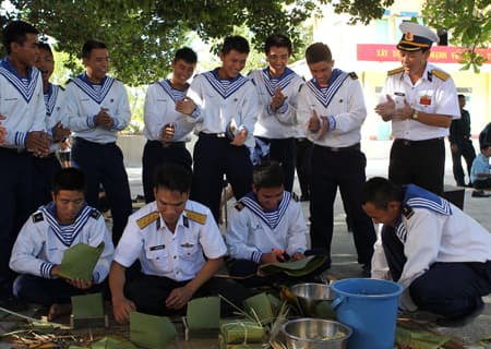 Trường Sa chúc Tết đất liền
