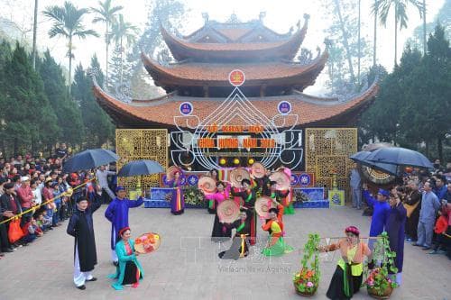 Hà Nội: 5 vạn khách trẩy hội chùa Hương ngày khai hội
