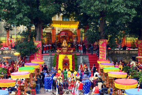 Dâng hương tưởng nhớ các bậc tiên đế tại Hoàng thành Thăng Long
