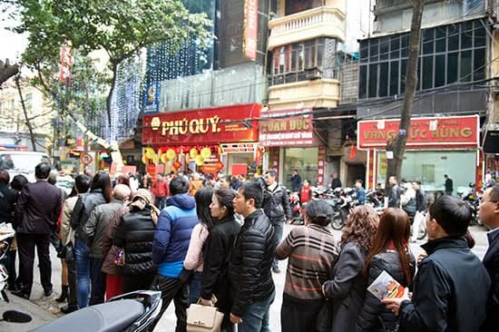 Người dân Hà Nội đổ xô mua vàng cầu may đầu năm