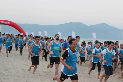 Hơn 5000 người tham gia sự kiện chạy bộ “Đôi chân trần trên biển Đà Nẵng 2016”