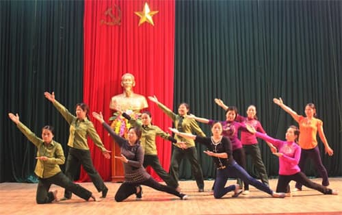 Những bông hoa làm “mềm” chất thép