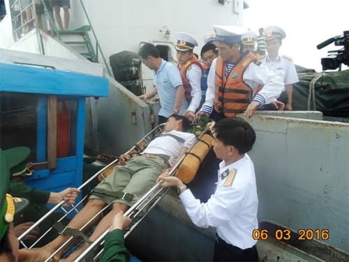 Tàu 628 (Vùng 3 Hải quân) kịp thời đưa ngư dân bị nạn vào đảo Lý Sơn