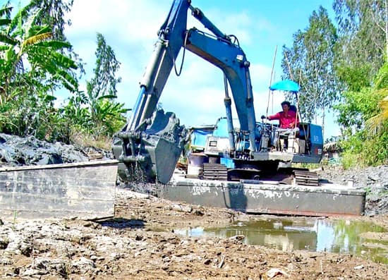 Nỗ lực chống xâm nhập mặn, sớm ổn định cuộc sống người dân