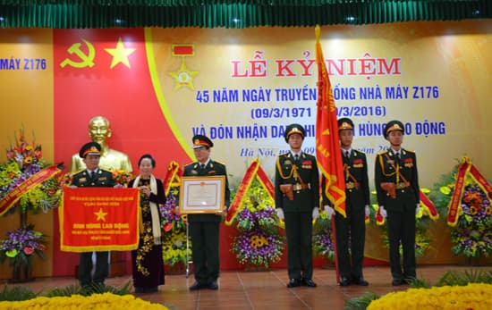 Nhà máy Z176 đón nhận danh hiệu Anh hùng Lao động