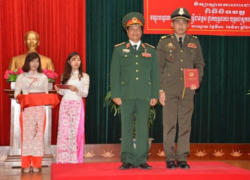 Học viện Quốc phòng bế giảng lớp đào tạo cán bộ cao cấp Quân đội Hoàng gia Cam-pu-chia