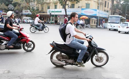 ĐỂ KHÁCH QUỐC TẾ THỰC HIỆN TỐT LUẬT GIAO THÔNG