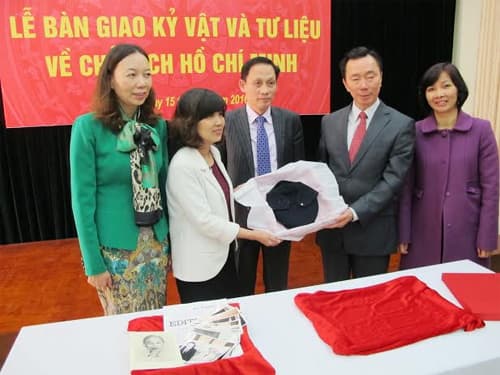 Lễ bàn giao kỷ vật và tư liệu về Chủ tịch Hồ Chí Minh