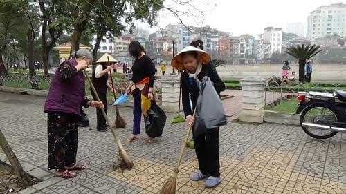 Hà Nội: Hơn 300 người dân tham gia làm sạch hồ Ngọc Khánh