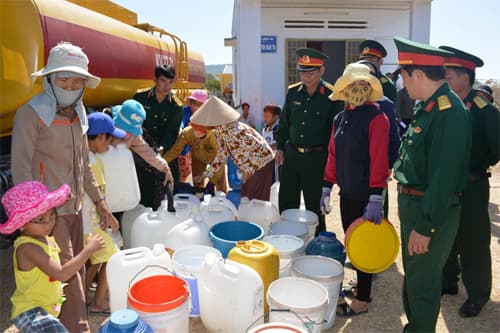 Giúp dân vùng hạn hán vơi cơn khát