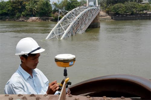 Lực lượng chức năng nỗ lực khắc phục sự cố sập cầu Ghềnh