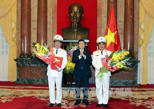 Chủ tịch nước trao quyết định phong, thăng quân hàm Thượng tướng cho hai Lãnh đạo Bộ Công an