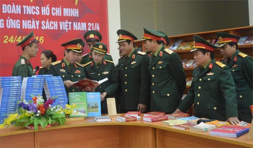 Triển lãm sách “Tuổi trẻ anh hùng - Truyền thống vẻ vang”